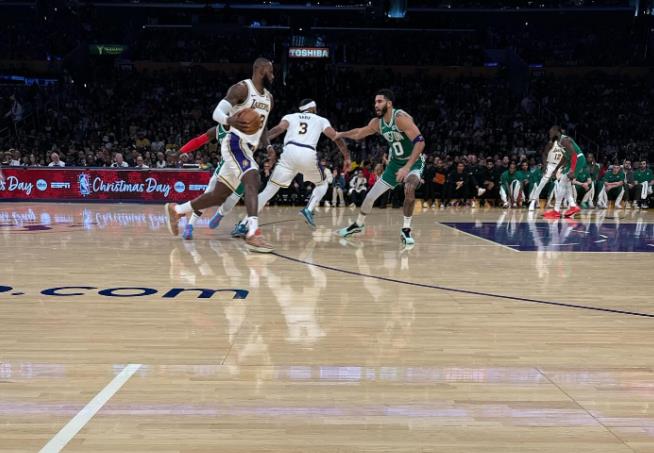 leyu sports-湖人不断突破！，TheShy连续七场比赛得分超过夺冠赛场气氛高涨-leyu sports