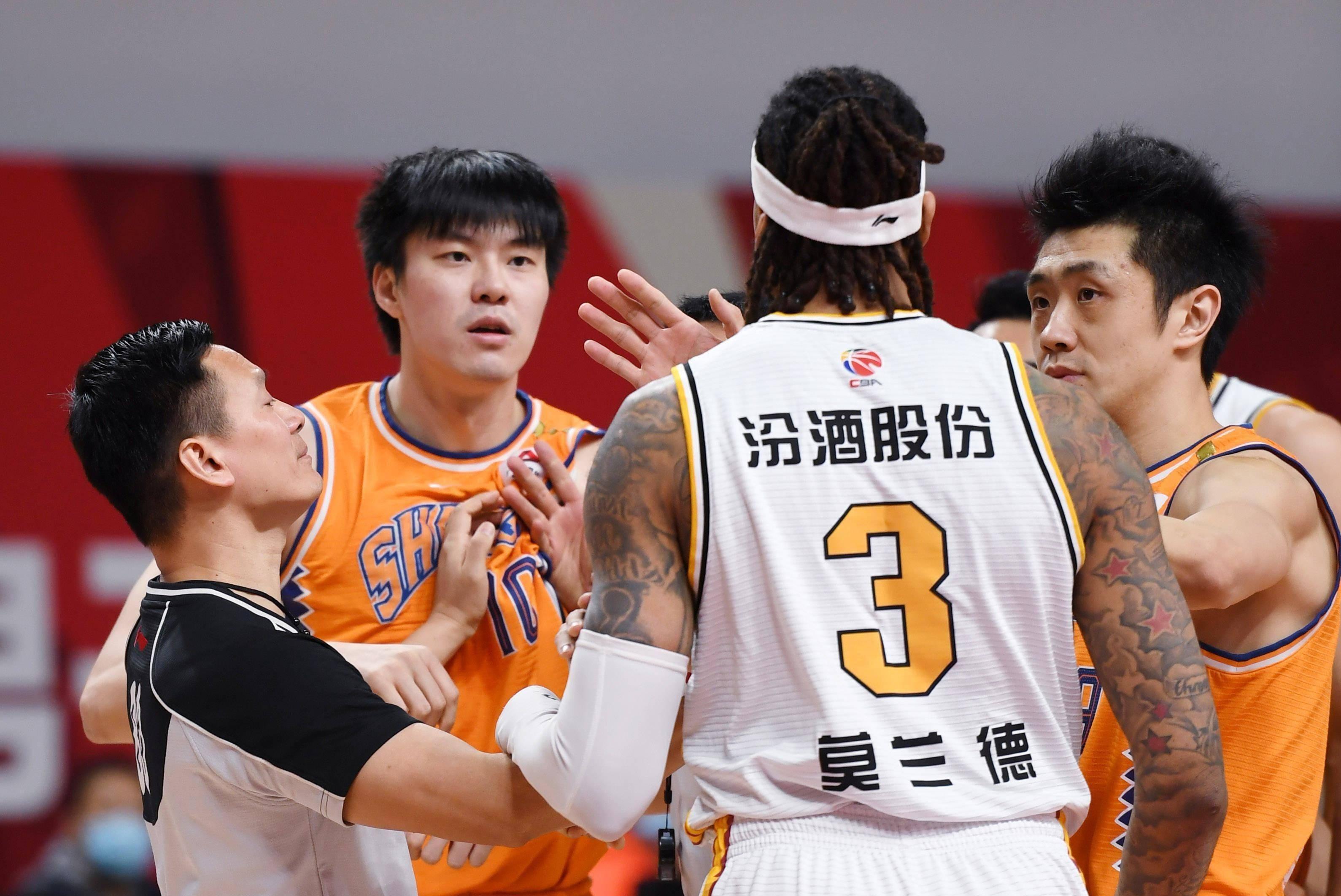 leyu sports-关于上海申花训练开放日，窗口期队长鼓劲引欢呼，CBA季后赛在即，临场指挥获称赞的信息-leyu sports